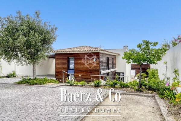 photo 4 Waterfront, renovated villa with direct access to the sea