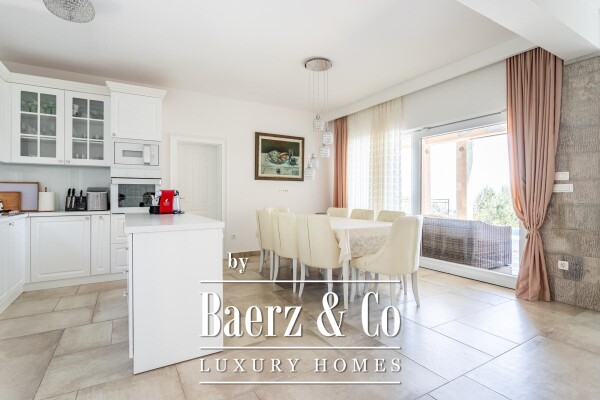 photo 3 Mimice, jedinstvena vila s bazenom i idiličnom okućnicom