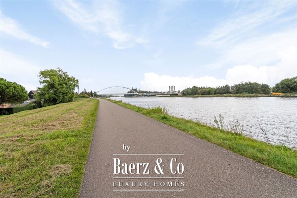 photo 43 Uitzonderlijke Duplex met zicht op kanaal, garage, carport en ruime (wijn)kelder!