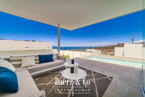 photo 2 Newly built beachfront villa in a residential area.