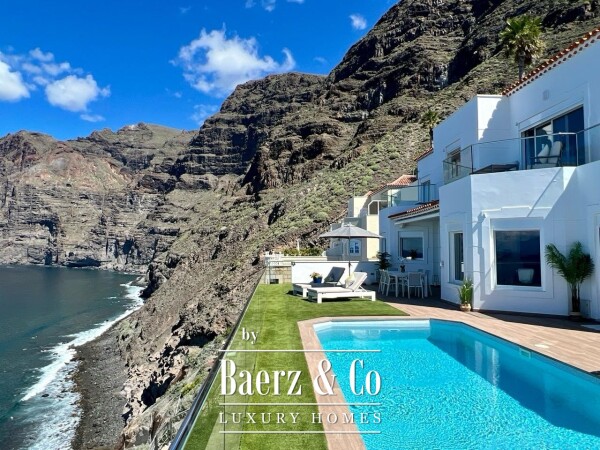photo 1 Magnificent luxury villa on the seafront
